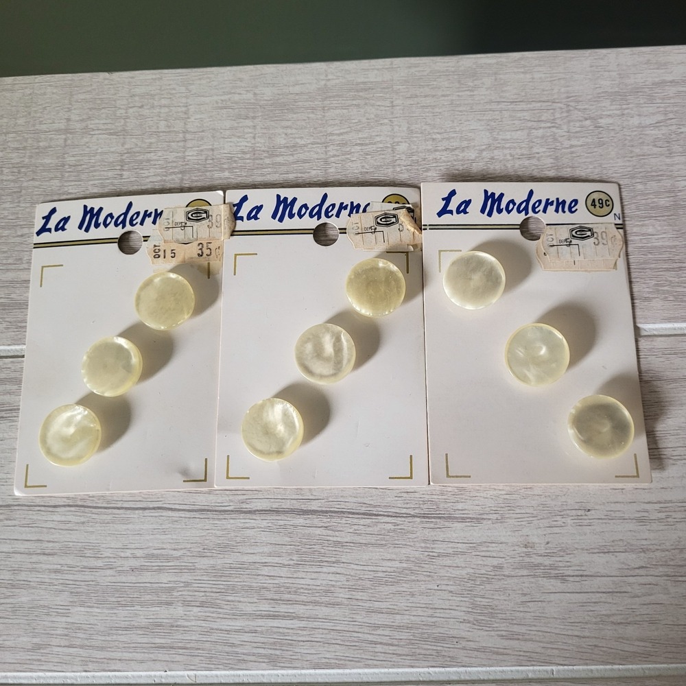 Vintage NOS La Moderne Iridescent Pale Yellow Round Sewing Buttons Arts Crafts